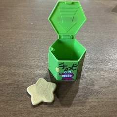 チョコビ🍫 クレヨンしんちゃん お菓子 チョコビのまと入れ遊び マクドナルド チョコビケース 緑 ピンク 黄色の画像