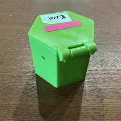 チョコビ🍫 クレヨンしんちゃん お菓子 チョコビのまと入れ遊び マクドナルド チョコビケース 緑 ピンク 黄色の画像