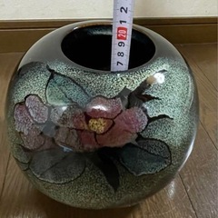 椿の花模様の陶器製の丸型花瓶の画像