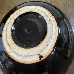 椿の花模様の陶器製の丸型花瓶の画像