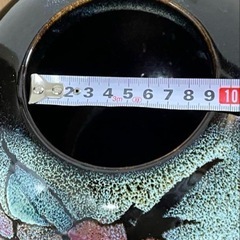 椿の花模様の陶器製の丸型花瓶の画像