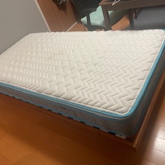フレーム付きシングルベッドの画像
