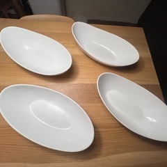 スタイリッシュな白磁カレー皿 4枚セットの画像