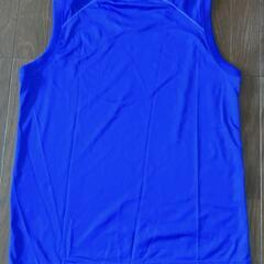 ユニクロ ノースリーブ Tシャツ 青の画像