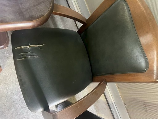 古いテーブルと椅子セット