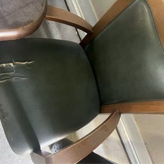 古いテーブルと椅子セットの画像