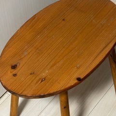 木製サイドテーブルの画像