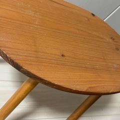 木製サイドテーブルの画像