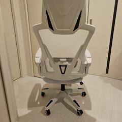 ホワイトゲーミングチェアの画像