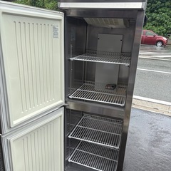■中古品 フクシマ業務用冷凍庫 URN-062FM6 2017年 100V 391L 600ｘ650ｘ1900ｍｍ 動作問題なし 縦型 ２枚扉■の画像