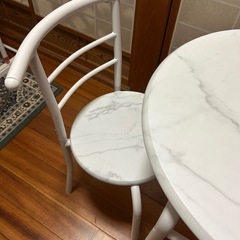 ダイニングテーブル と椅子2脚の画像