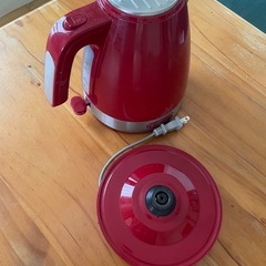 DeLonghi デロンギ 電気ケトル レッド 1.0L の画像