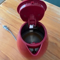DeLonghi デロンギ 電気ケトル レッド 1.0L の画像