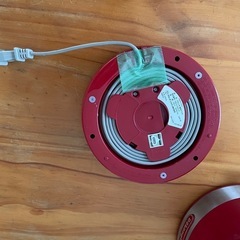 DeLonghi デロンギ 電気ケトル レッド 1.0L の画像