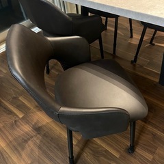 4人掛けテーブル、椅子4セットの画像