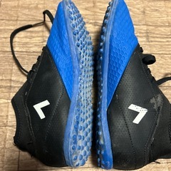 adidasサッカートレーニングシューズ22cmの画像
