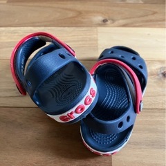 クロックス crocs【キッズ サンダル14cm】ネイビーｘレッド　の画像