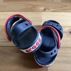 クロックス crocs【キッズ サンダル14cm】ネイビーｘレッド　の画像