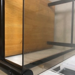 ガラストップテーブルの画像