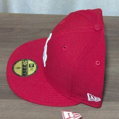 新NEW ERA 59FIFTY キャップ（LAロゴ）+ ピンバッジ付きの画像