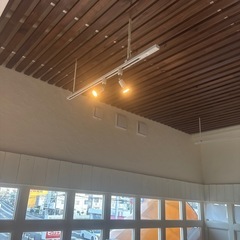 電気のレールの画像