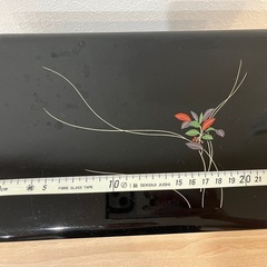 黒い漆器 文箱 花のデザイン 約20cm x 30cmの画像