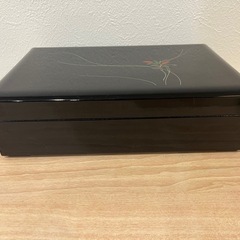 黒い漆器 文箱 花のデザイン 約20cm x 30cmの画像