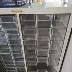 事務所の棚の画像