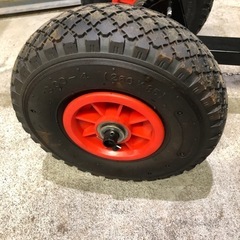 北海道旭川市発直接引渡し限定品　雪かき スノープッシャー 除雪 スコップ スノーダンプ スノーショベル シャベル 車輪付き 角度調整可 箒 熊手 ブロワ 中古 黒 ブラック の画像