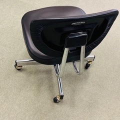 キャスター付き事務チェア ブラックの画像