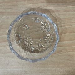 ガラス小皿 2枚セット フラワー柄＆幾何学模様 アンティーク風の画像