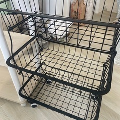 置物とカゴの画像