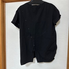 服 ブラック 半袖 Tシャツ トップス 後ろボタンデザイン付きの画像
