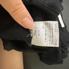 服 ブラック 半袖 Tシャツ トップス 後ろボタンデザイン付きの画像