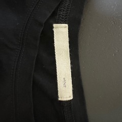 服 ブラック 半袖 Tシャツ トップス 後ろボタンデザイン付きの画像