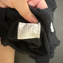 服 ブラック 半袖 Tシャツ トップス 後ろボタンデザイン付きの画像