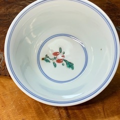 【古美術】配送可能　大明成化年製 銘入 汲出し茶碗 花草文 古九谷焼 色絵 染付 茶道具 煎茶碗 中国陶磁 古玩 骨董  鬥彩 煎茶道具 煎茶器の画像