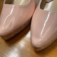 Salus  ピンクのパンプス　ヒールがコルクの画像