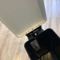 シンプルヒューマン　ゴミ箱　ペダル式の画像