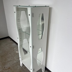 ガラス収納棚の画像
