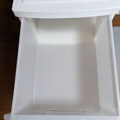 中古　キャスター付き衣料収納３段ケース　の画像
