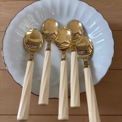 お皿とスプーンのセットの画像