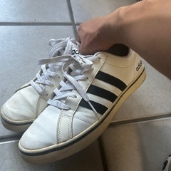 adidas スニーカーの画像