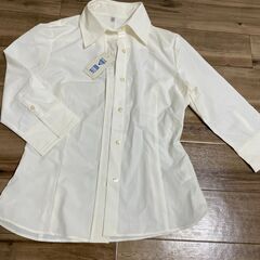 UNIQLO　女性用　白い7分袖夏用シャツ　未着用の画像