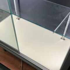 2台あり 日本アルミ 5段 ガラスショーケース 照明 ライト付 幅90cm×奥行45cm×高さ183cm の画像