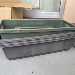 【9/6まで】🌱家庭菜園に最適！栄養たっぷりの土！ダンボール1箱分お譲りします！プランター付きの画像