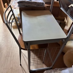 鏡付きデスクと椅子の画像