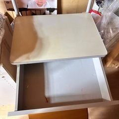 鏡付きデスクと椅子の画像
