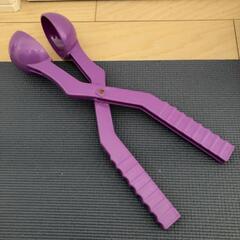 紫色プラスチックスプーン型トングの画像