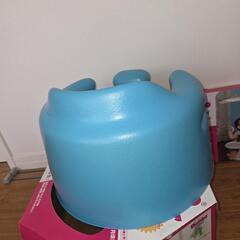 Bumbo ベビーチェア ブルー 、テーブル付きの画像